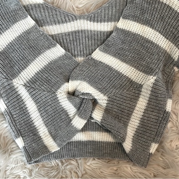 SHEIN Gray and White Knit Pullover - Picture 2 of 5